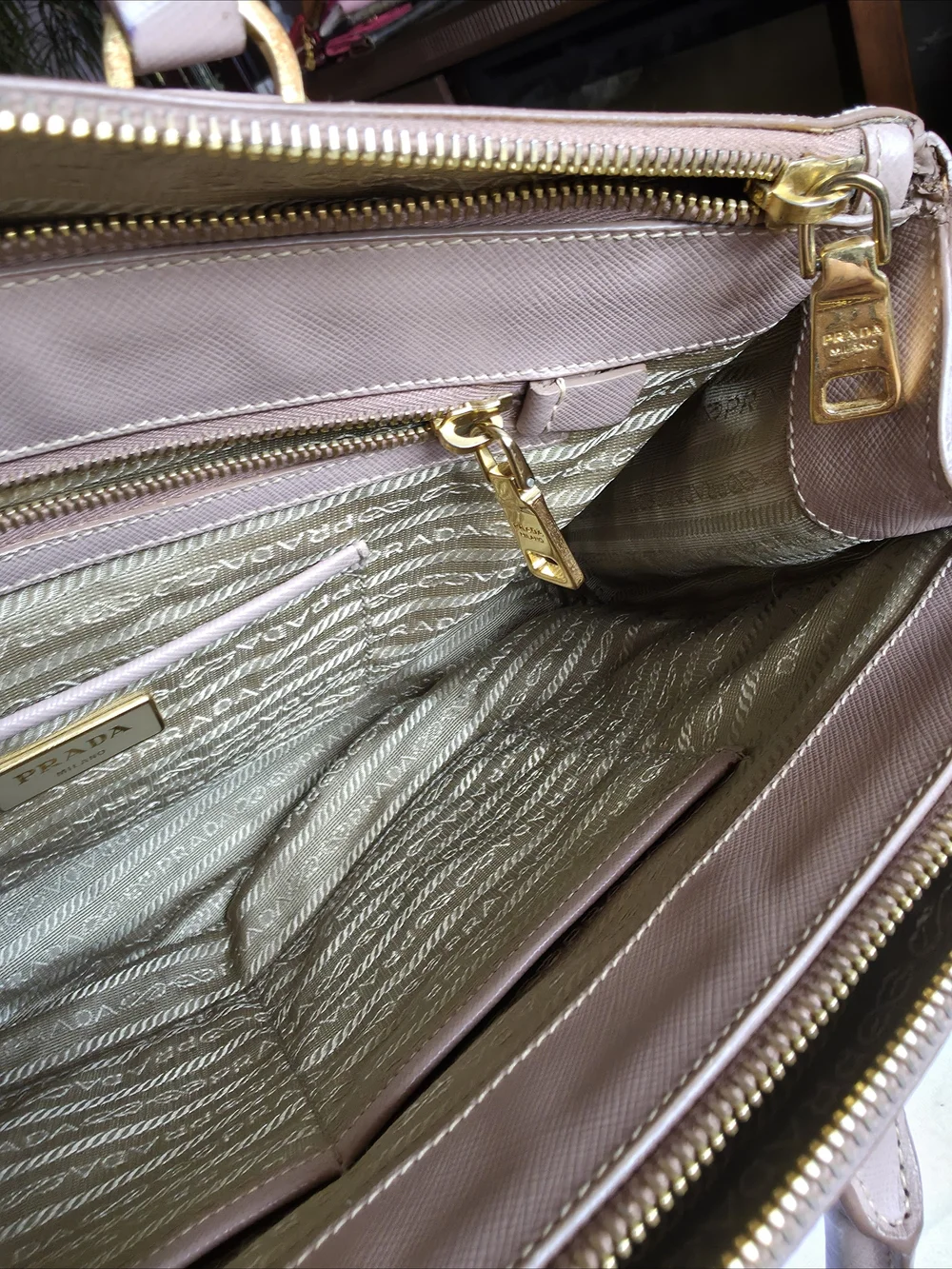 Prada Leather Tote in Pale Pink with Gold Hardware - Picture 4 of 16